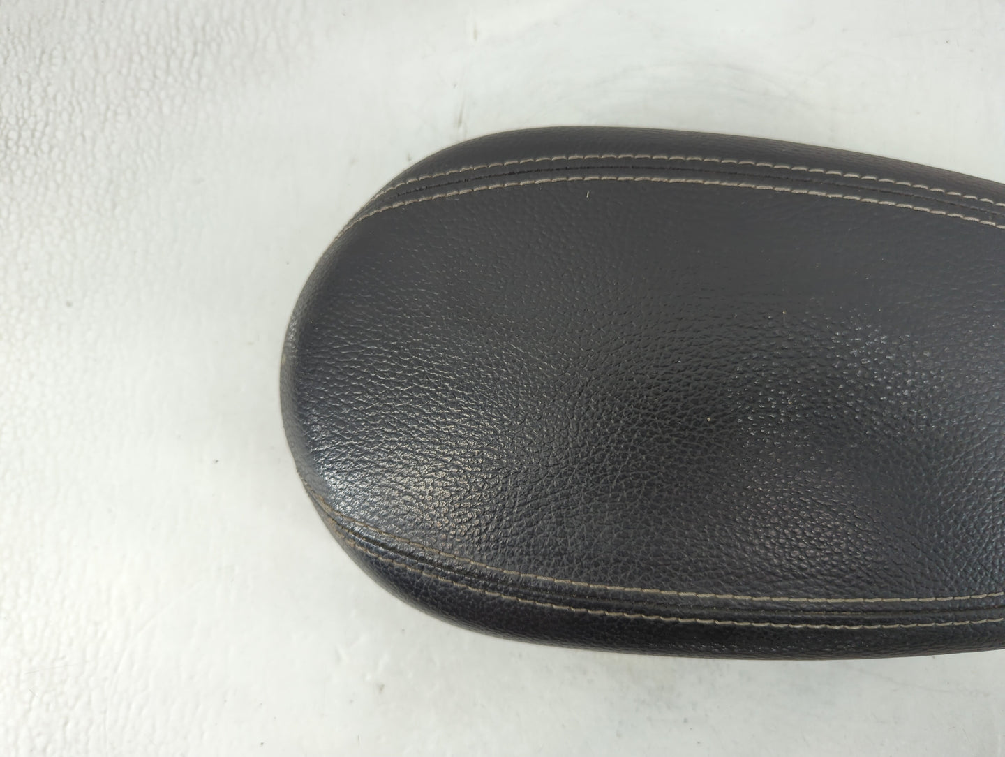 2013-2017 Hyundai Veloster Center Console Armrest Cover Lid P/N:161110 Fits Fits 2013 2014 2015 2016 2017 OEM Used Auto Parts - Oemusedautoparts1.com