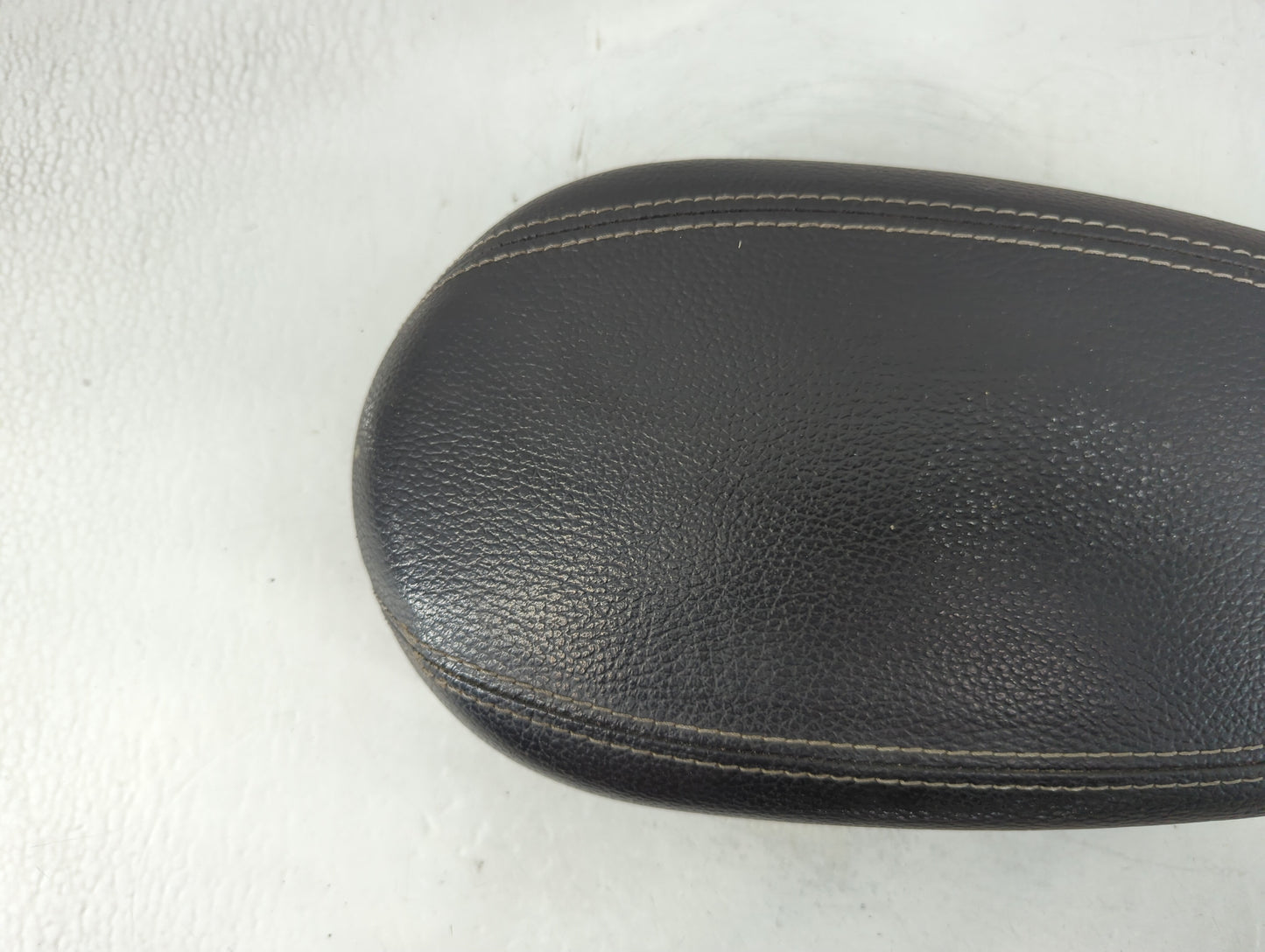 2013-2017 Hyundai Veloster Center Console Armrest Cover Lid P/N:161110 Fits Fits 2013 2014 2015 2016 2017 OEM Used Auto Parts - Oemusedautoparts1.com