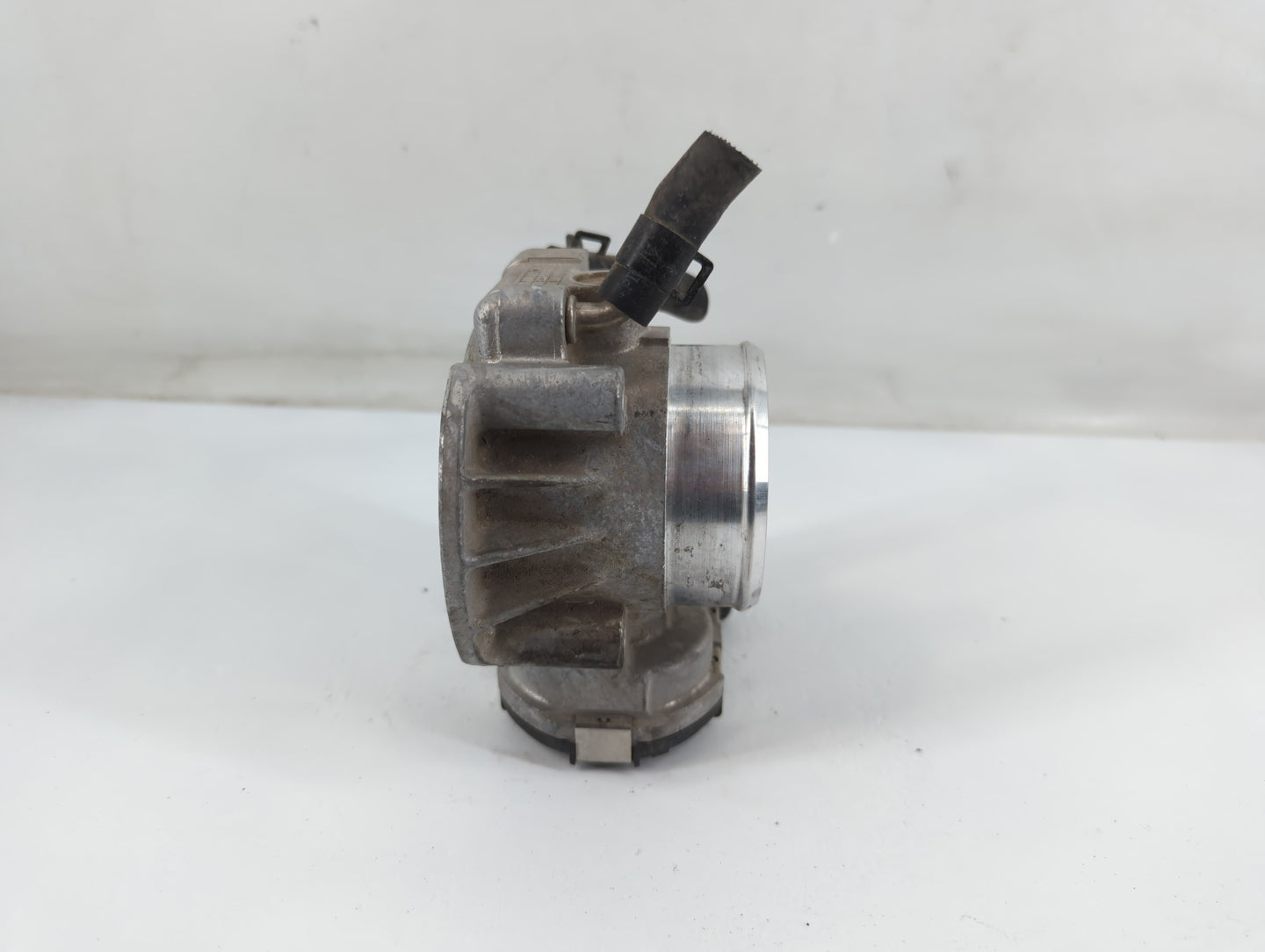 2011-2015 Hyundai Sonata Throttle Body P/N:90 4501 0020 35100-2G800 Fits Fits 2011 2012 2013 2014 2015 2016 OEM Used Auto Parts - Oemusedautoparts1.com
