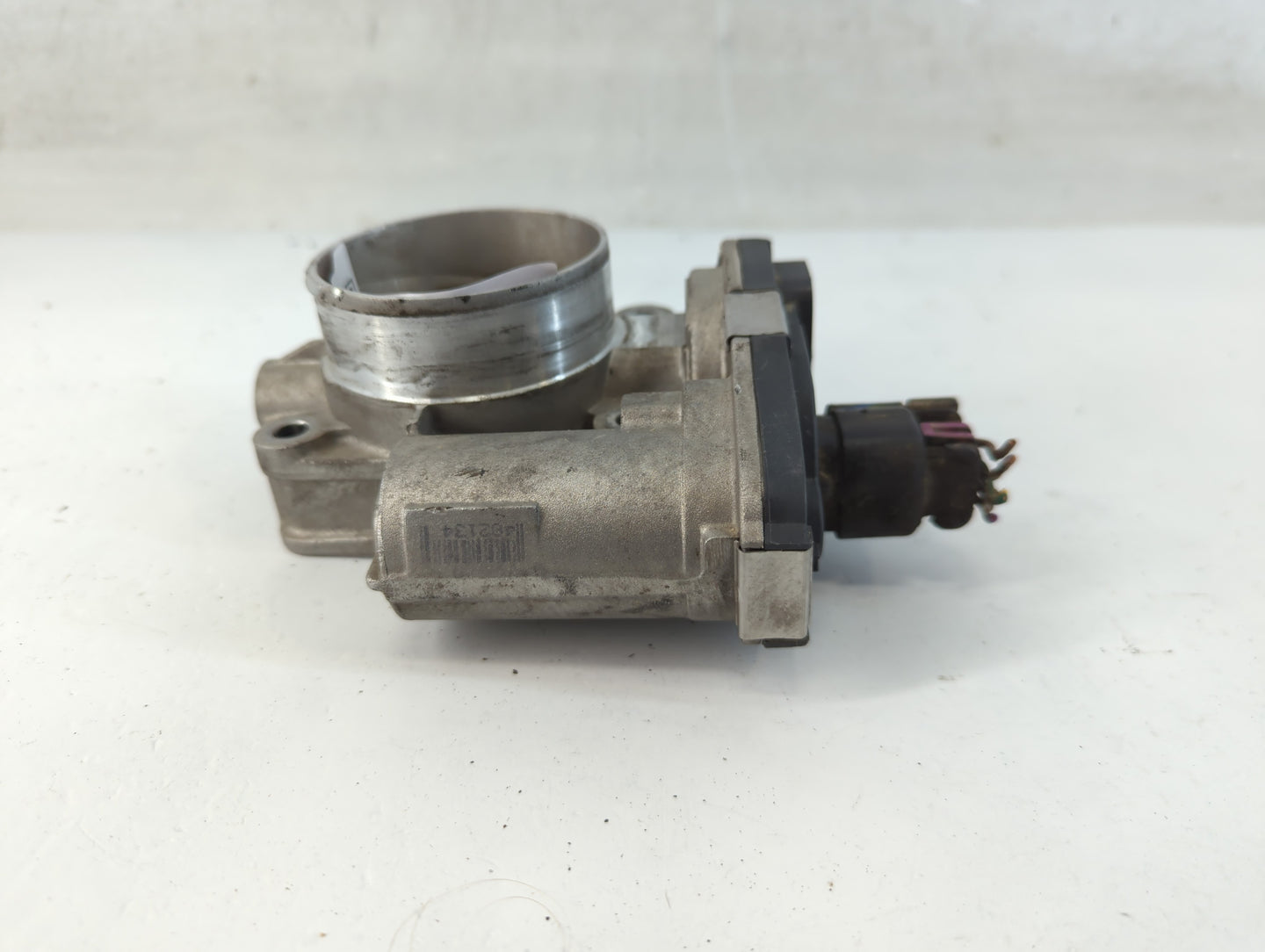 2010-2011 Chevrolet Equinox Throttle Body P/N:0584AA 186AA Fits Fits 2007 2008 2009 2010 2011 2012 OEM Used Auto Parts - Oemusedautoparts1.com