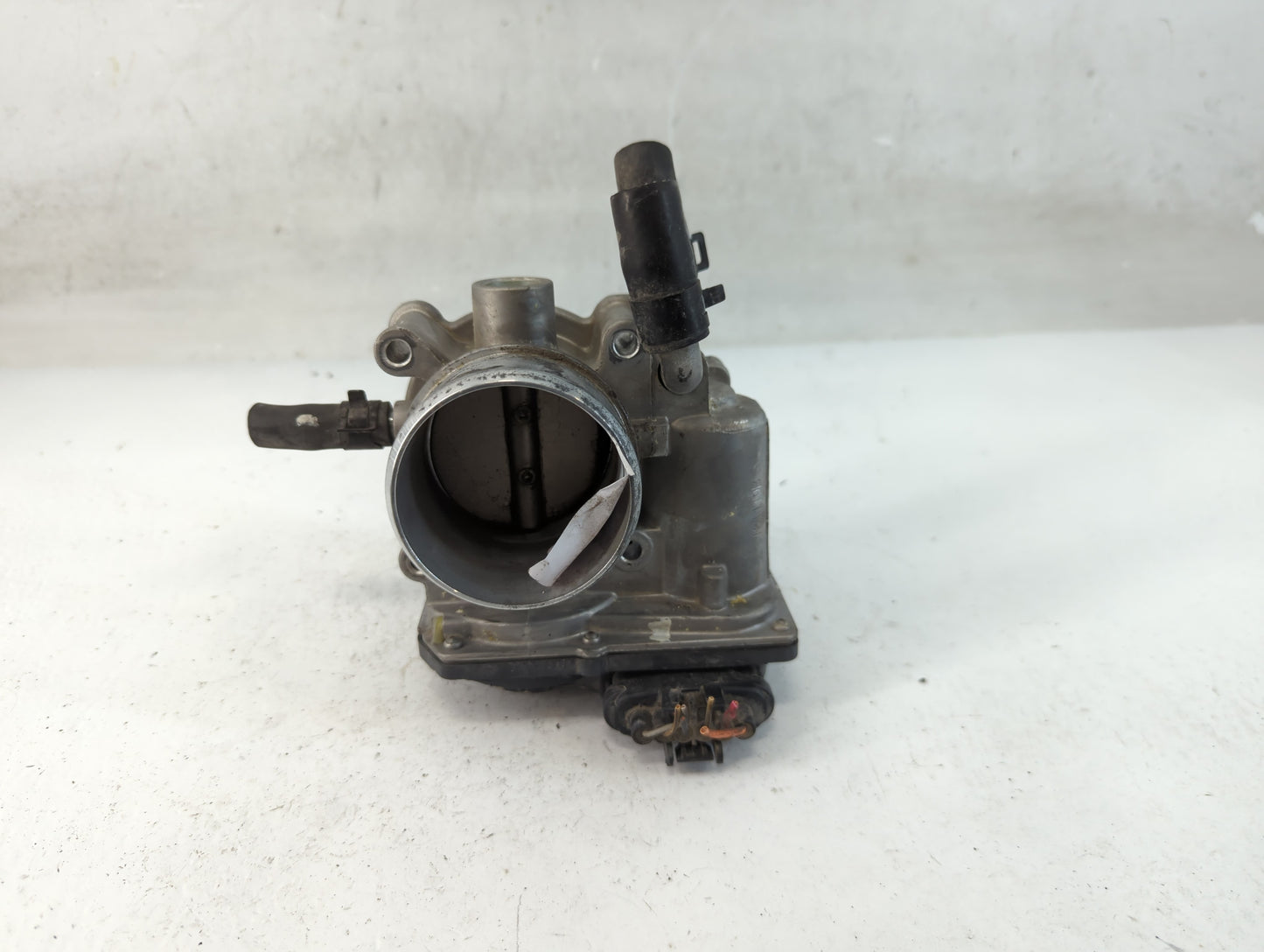 2013-2014 Hyundai Veloster Throttle Body P/N:35100-2B320 Fits Fits 2013 2014 2015 2016 OEM Used Auto Parts - Oemusedautoparts1.com
