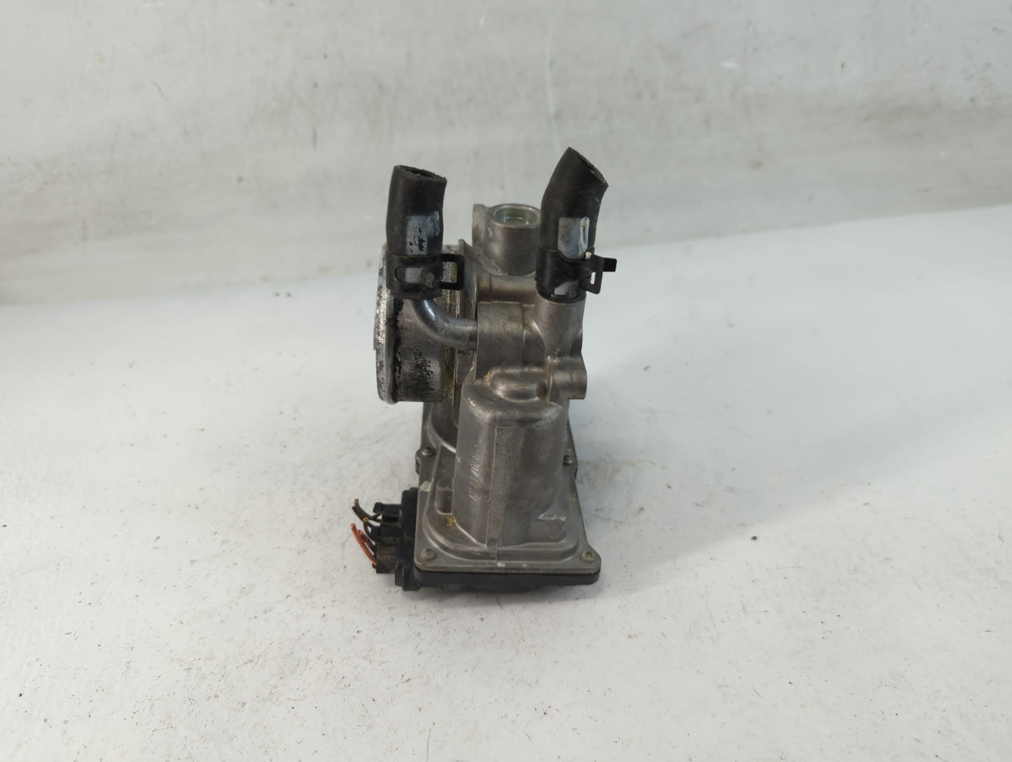 2013-2014 Hyundai Veloster Throttle Body P/N:35100-2B320 Fits Fits 2013 2014 2015 2016 OEM Used Auto Parts - Oemusedautoparts1.com