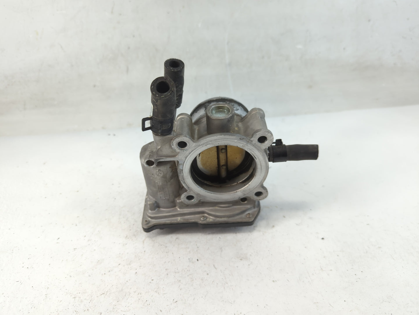 2013-2014 Hyundai Veloster Throttle Body P/N:35100-2B320 Fits Fits 2013 2014 2015 2016 OEM Used Auto Parts - Oemusedautoparts1.com