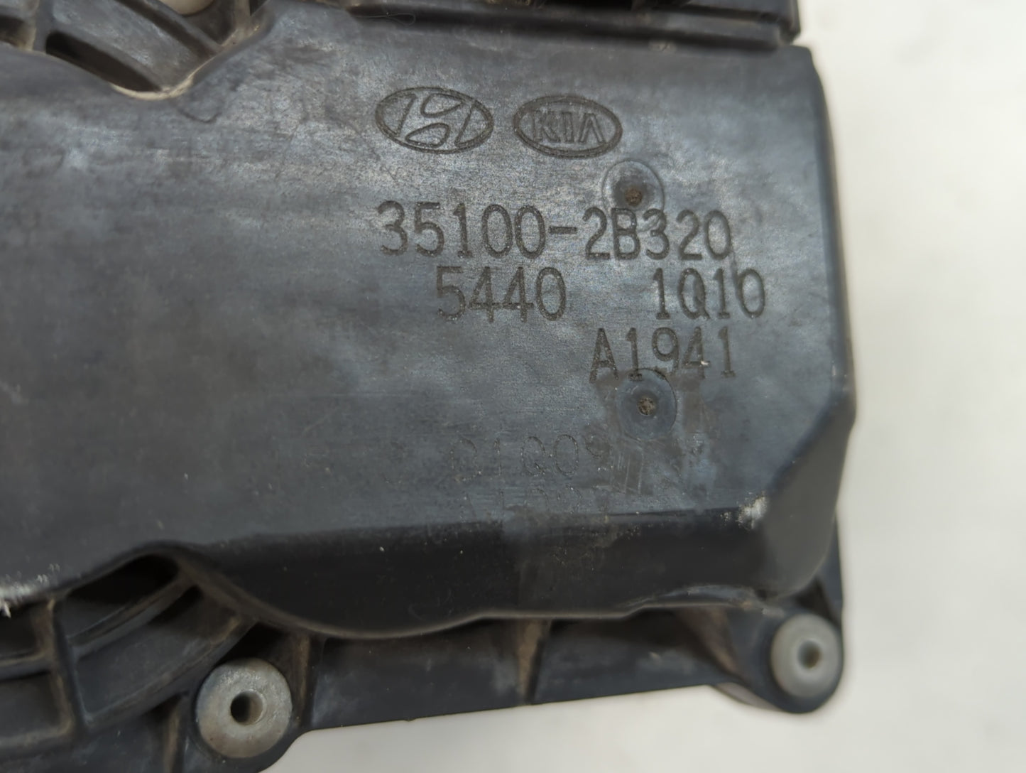 2013-2014 Hyundai Veloster Throttle Body P/N:35100-2B320 Fits Fits 2013 2014 2015 2016 OEM Used Auto Parts - Oemusedautoparts1.com