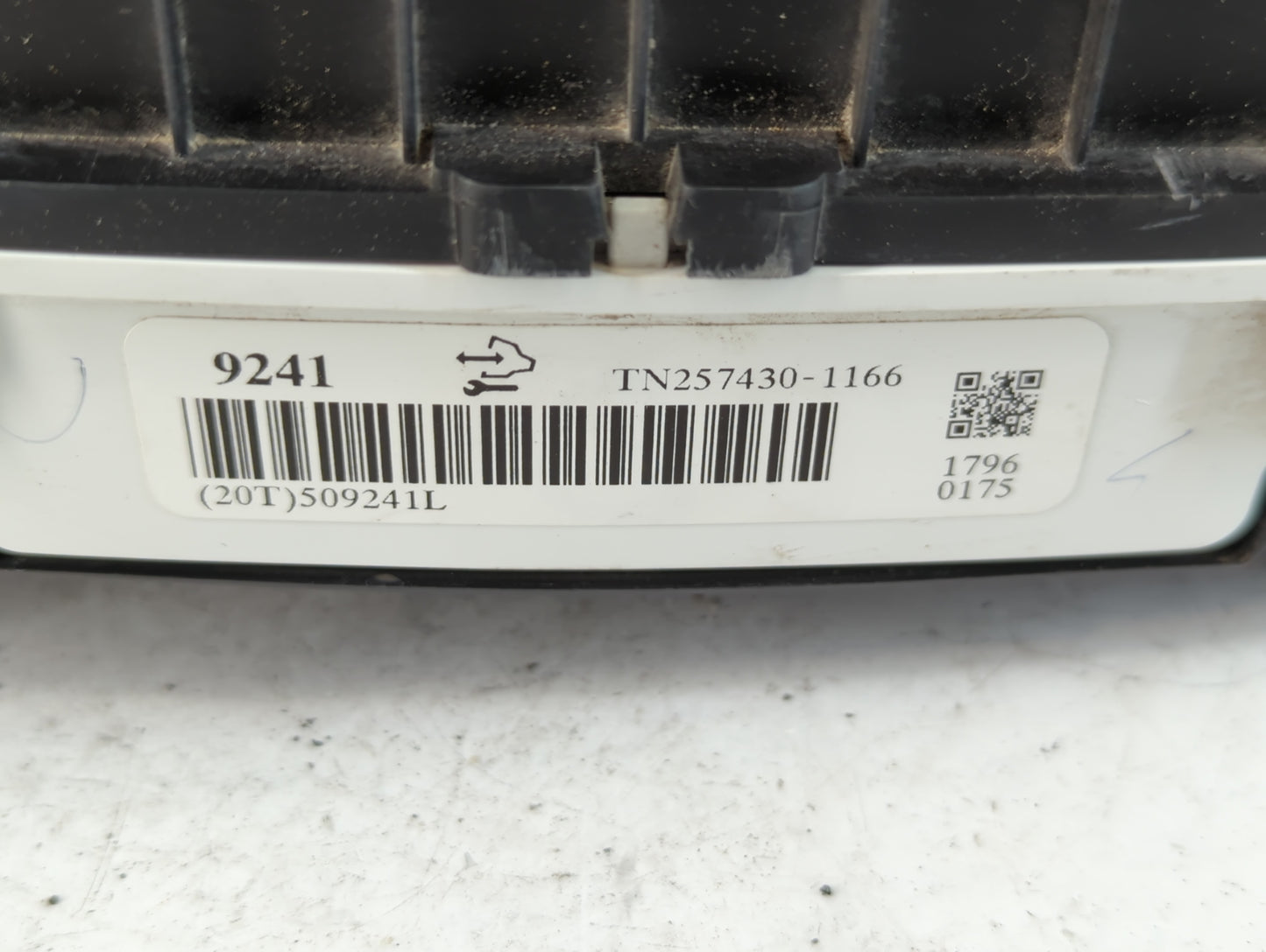 2007 Cadillac Escalade Instrument Cluster Speedometer Gauges P/N:TN257430-1166 Fits OEM Used Auto Parts