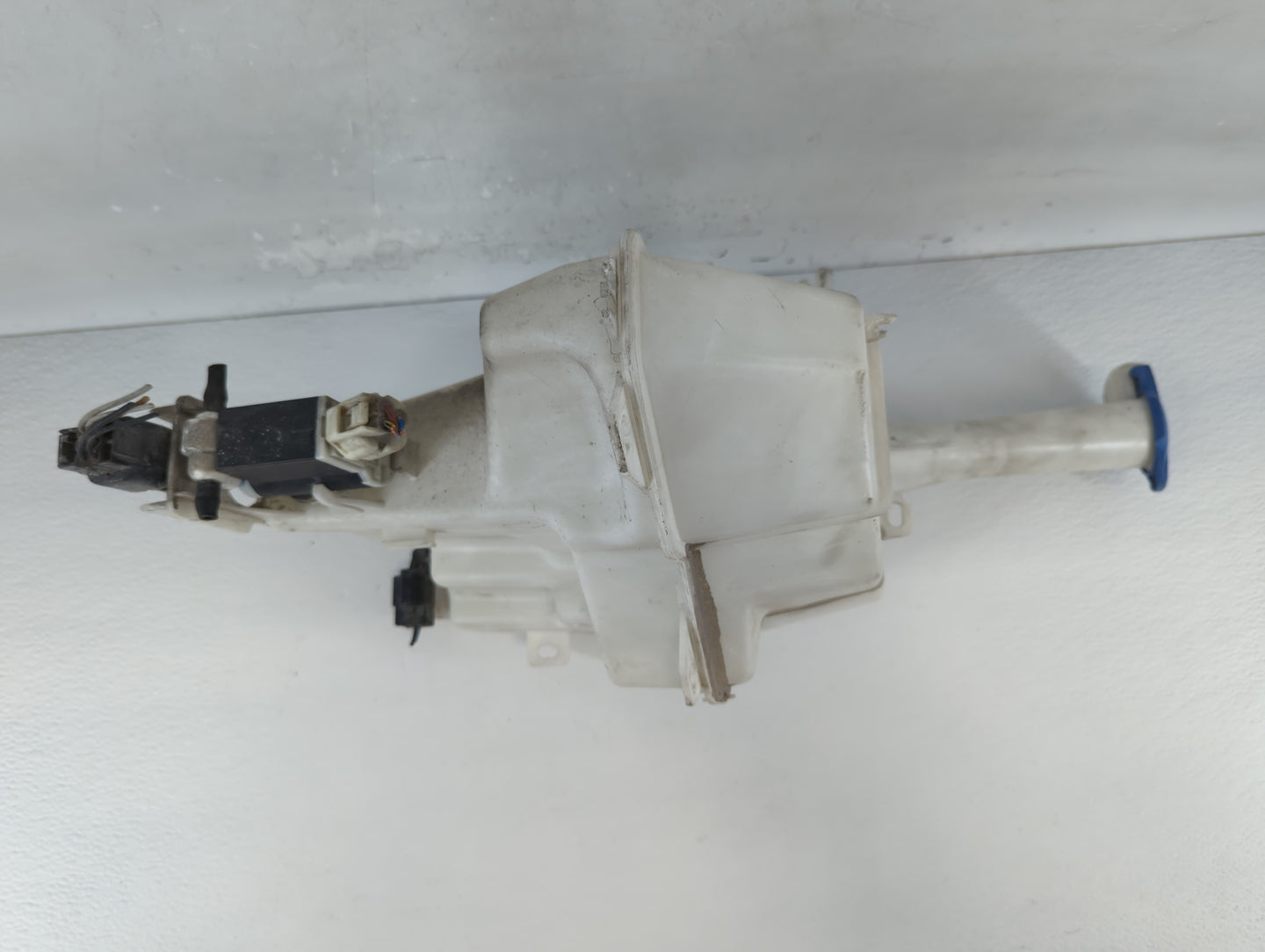 2012-2013 Hyundai Veloster Windshield Washer Fluid Reservoir Bottle Oem - Oemusedautoparts1.com
