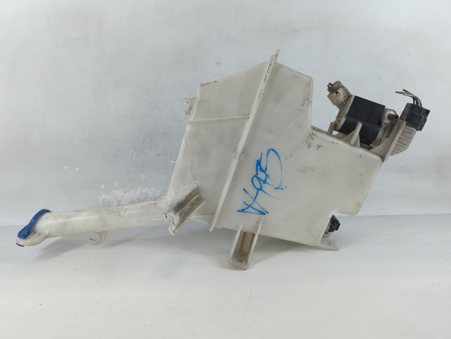 2012-2013 Hyundai Veloster Windshield Washer Fluid Reservoir Bottle Oem - Oemusedautoparts1.com