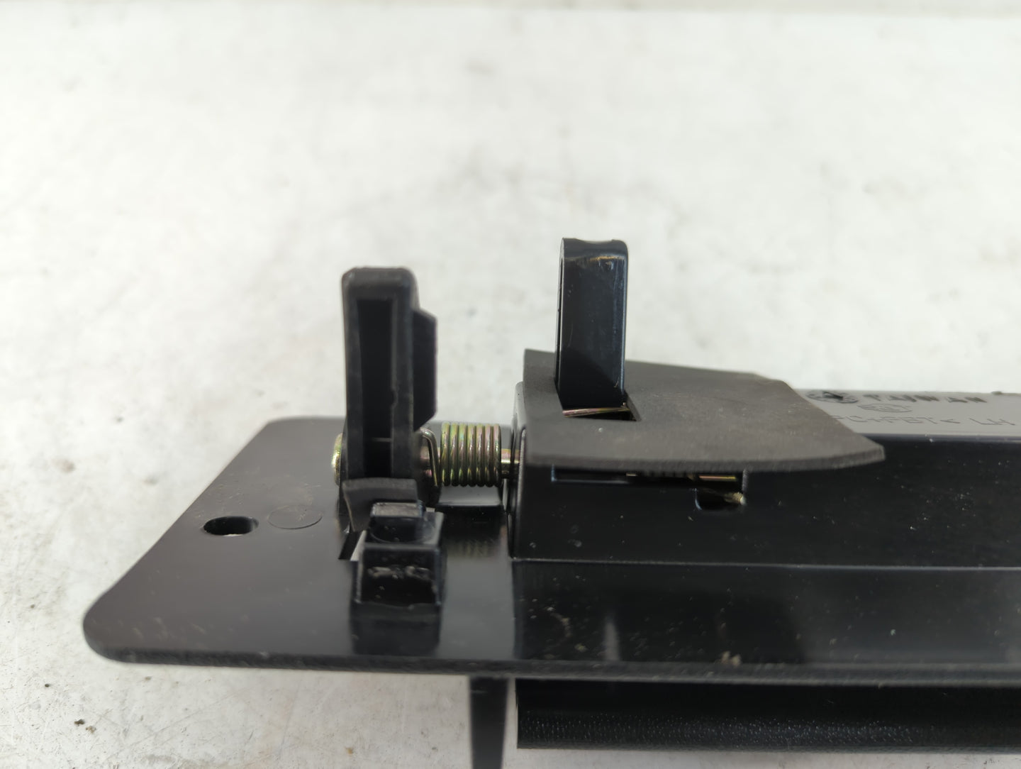 2004 Chevrolet Silverado 1500 Drivers Side Inside Front Door Handle Oem - Oemusedautoparts1.com