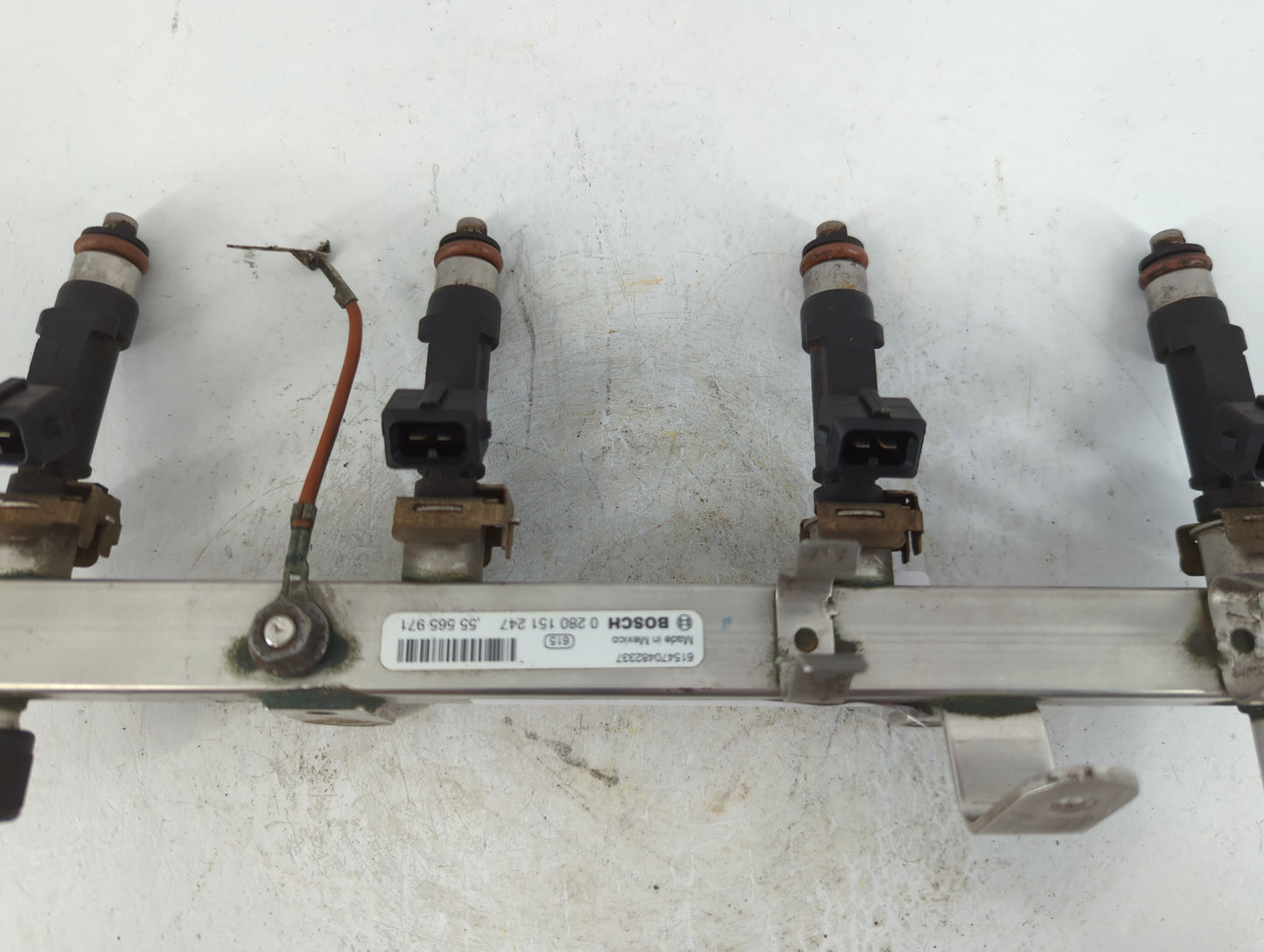 2014 Buick Enclave Fuel Injectors P/N:55 565 971 Fits OEM Used Auto Parts - Oemusedautoparts1.com