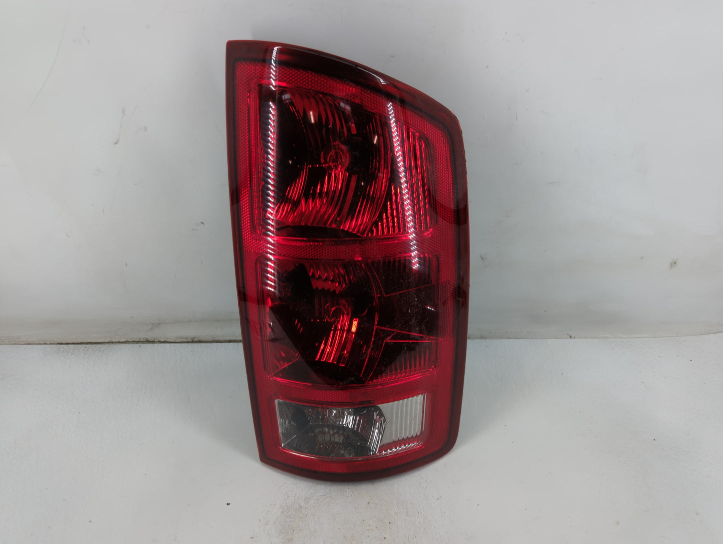 2006 Dodge Ram 3500 Tail Light Assembly Passenger Right OEM P/N:30580379 CS172-B000R-US56 Fits OEM Used Auto Parts