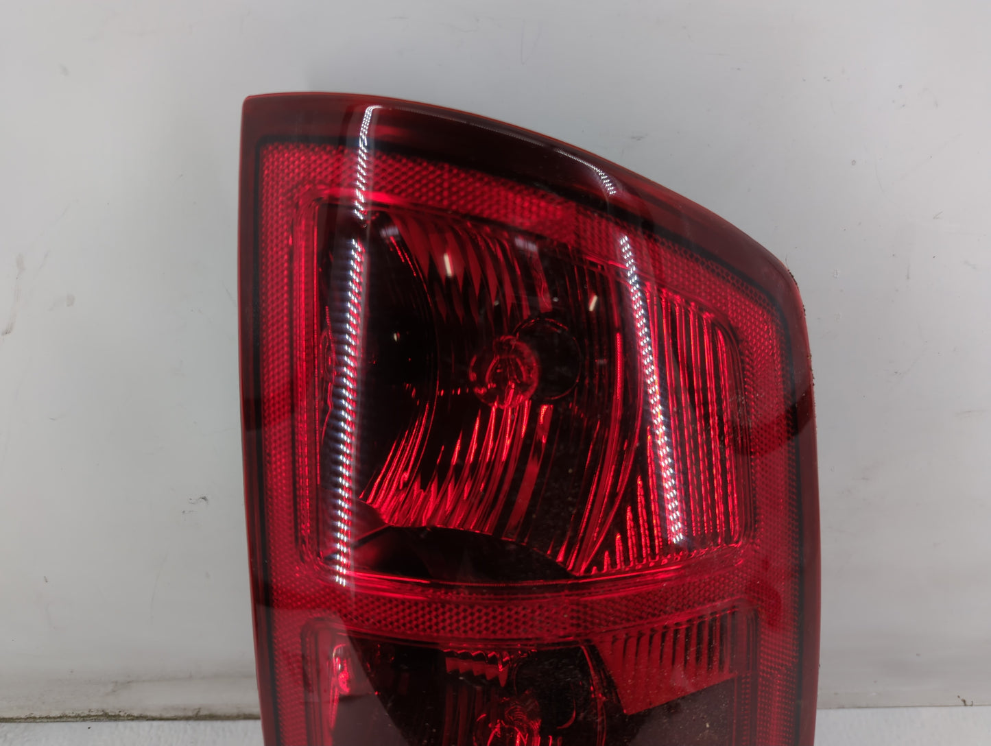 2006 Dodge Ram 3500 Tail Light Assembly Passenger Right OEM P/N:30580379 CS172-B000R-US56 Fits OEM Used Auto Parts