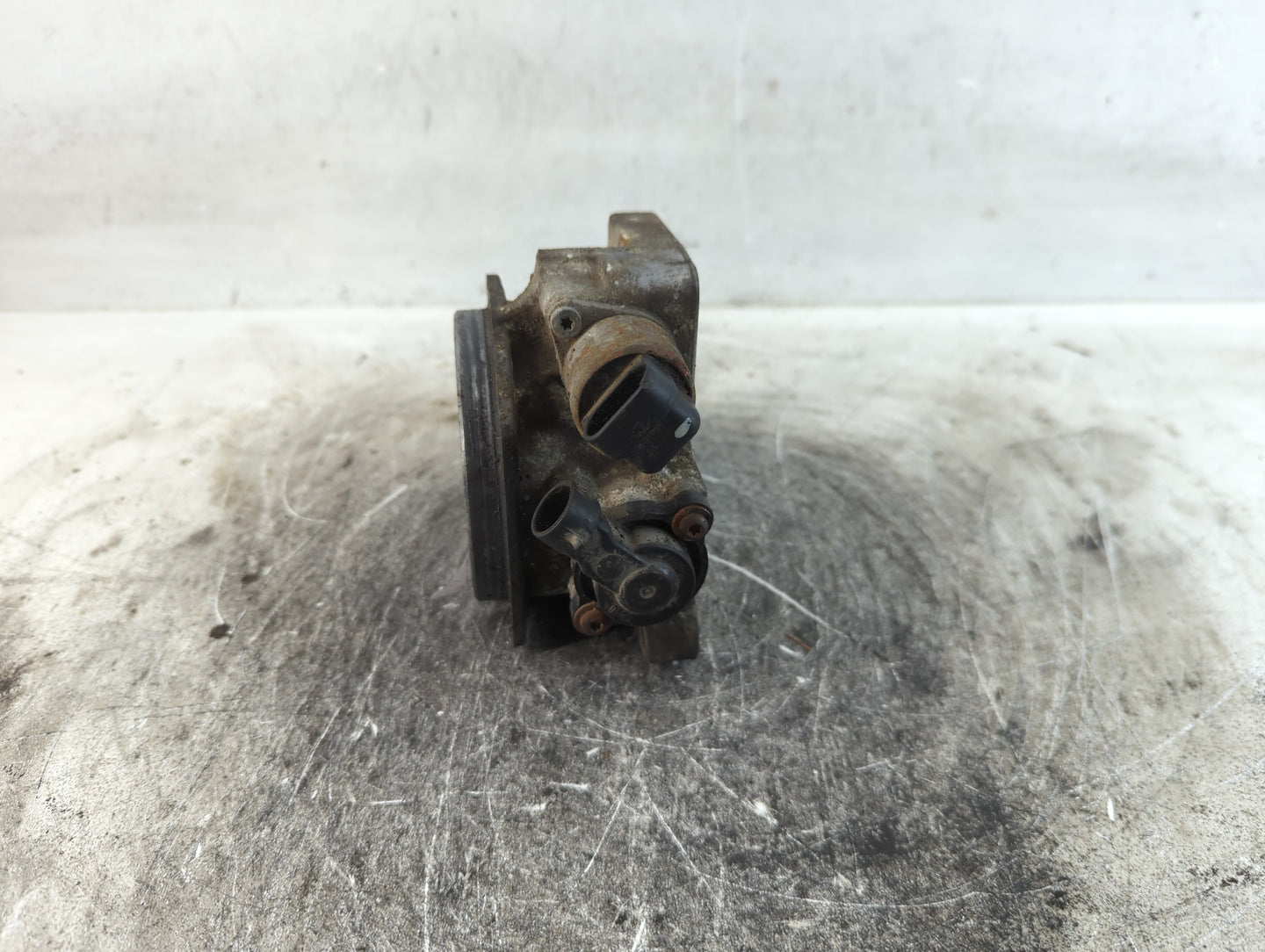 2001-2002 Chevrolet Express 2500 Throttle Body Fits Fits 2000 2001 2002 OEM Used Auto Parts - Oemusedautoparts1.com