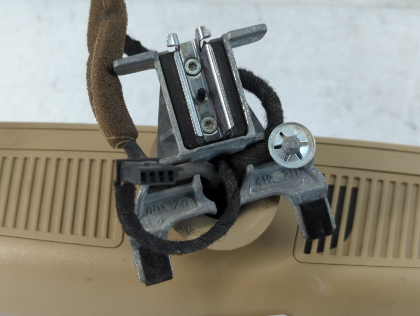 2007-2009 Mercedes-Benz R320 Interior Rear View Mirror Replacement OEM P/N:E11025902 Fits Fits 2007 2008 2009 2010 OEM Used Auto Parts