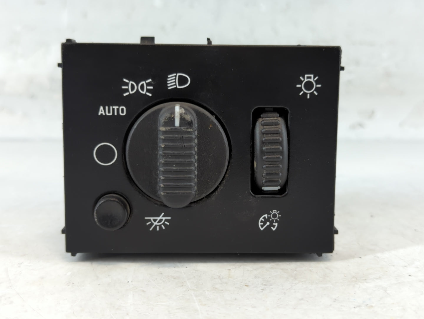 2005 Chevrolet Avalanche Headlight Lamp Control Switch - Oemusedautoparts1.com