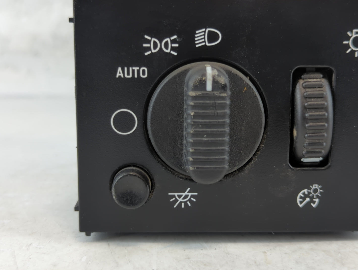 2005 Chevrolet Avalanche Headlight Lamp Control Switch - Oemusedautoparts1.com