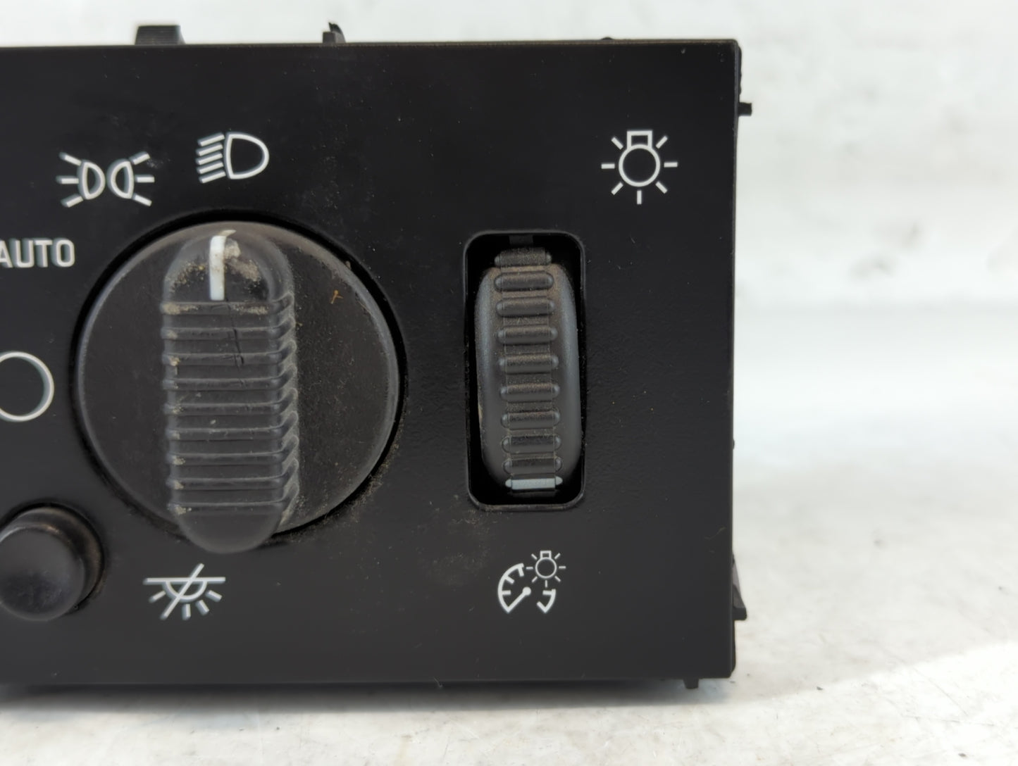 2005 Chevrolet Avalanche Headlight Lamp Control Switch - Oemusedautoparts1.com