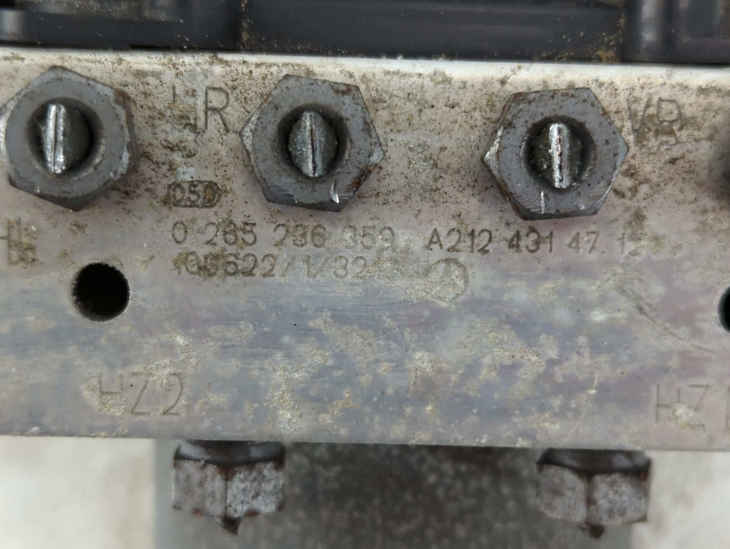 2011-2012 Mercedes-Benz E350 ABS Pump Control Module Replacement P/N:A212 431 47 12 Fits Fits 2011 2012 OEM Used Auto Parts - Oemusedautoparts1.com