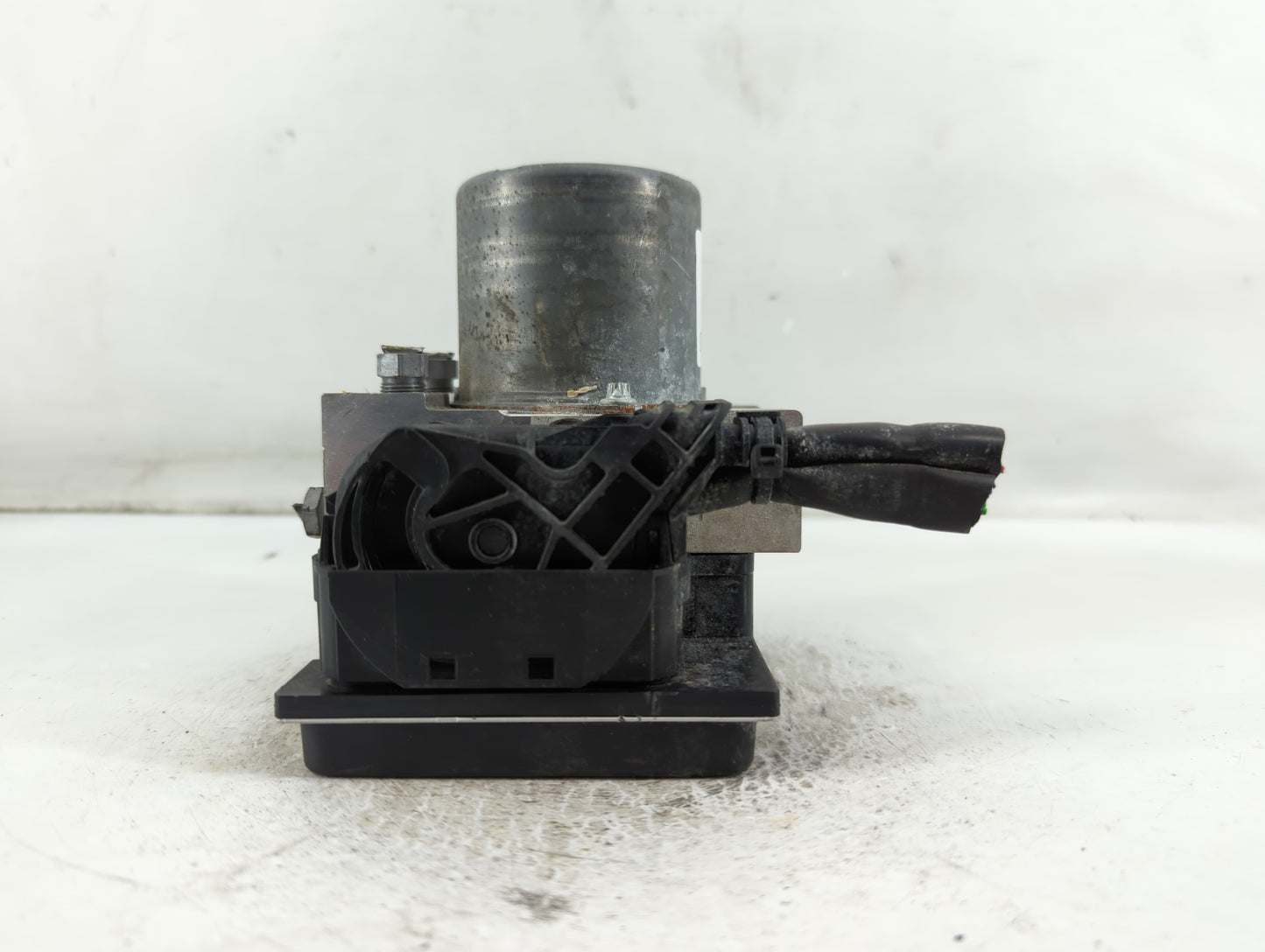 2011 Mercedes-Benz E350 ABS Pump Control Module Replacement P/N:A212 431 47 12 Fits Fits 2009 2010 2012 2013 2014 OEM Used Auto Parts - Oemusedautoparts1.com