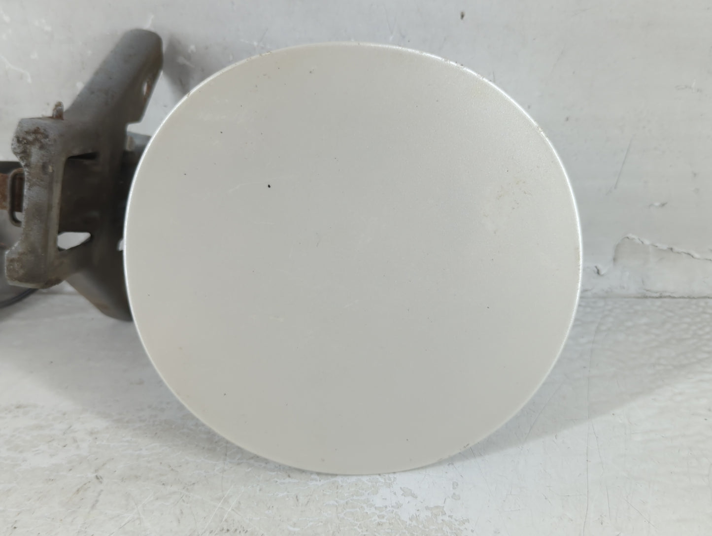 2011 Chevrolet Malibu Fuel Tank Door Lid Gas Tank White - Oemusedautoparts1.com