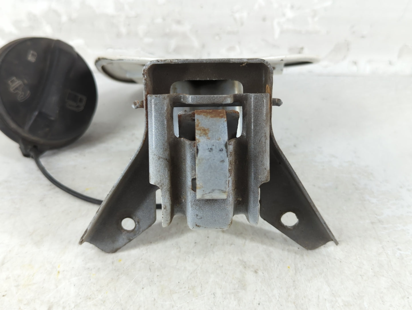 2011 Chevrolet Malibu Fuel Tank Door Lid Gas Tank White - Oemusedautoparts1.com