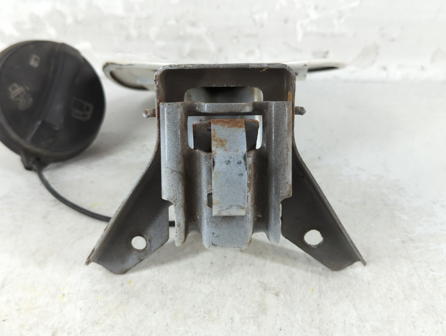 2011 Chevrolet Malibu Fuel Tank Door Lid Gas Tank White - Oemusedautoparts1.com