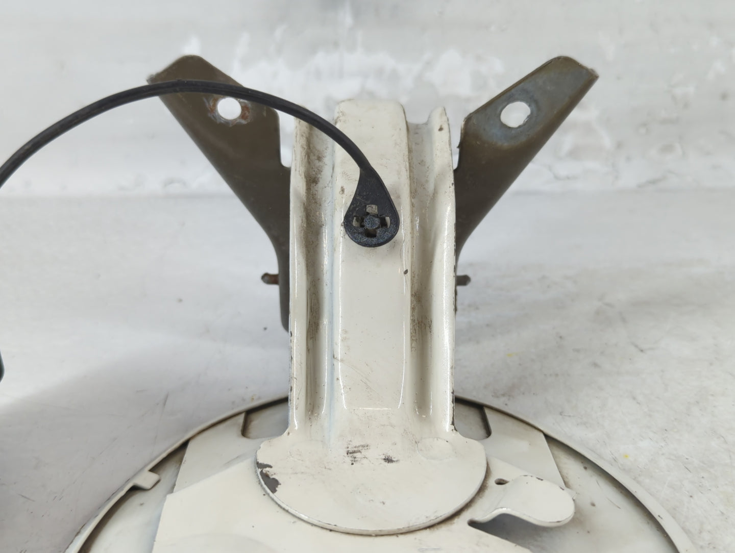 2011 Chevrolet Malibu Fuel Tank Door Lid Gas Tank White - Oemusedautoparts1.com
