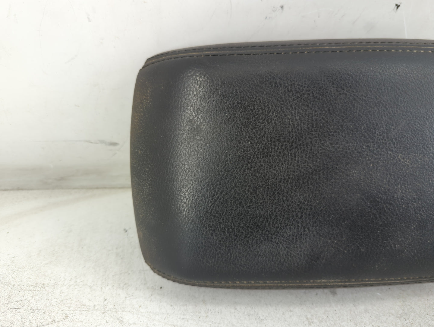 2013 Ford Focus Center Console Armrest Cover Lid P/N:1080843X-14-CB 1024885 Fits OEM Used Auto Parts - Oemusedautoparts1.com