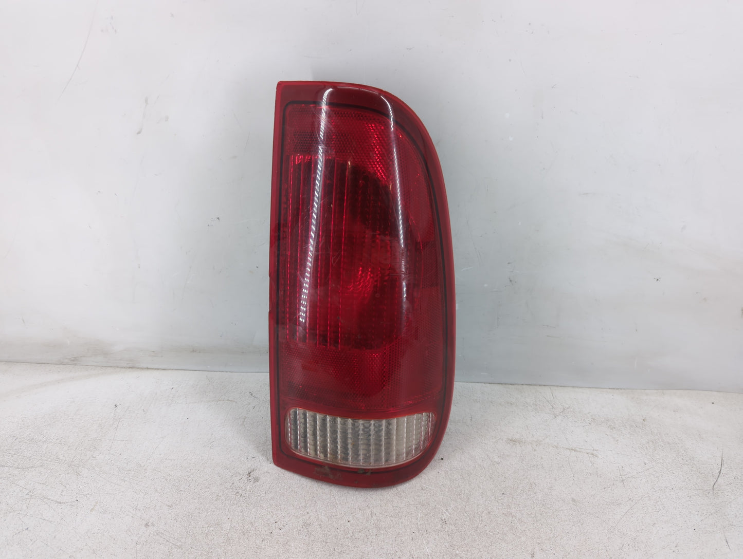 2005 Ford F-250 Super Duty Tail Light Assembly Passenger Right OEM Fits OEM Used Auto Parts - Oemusedautoparts1.com