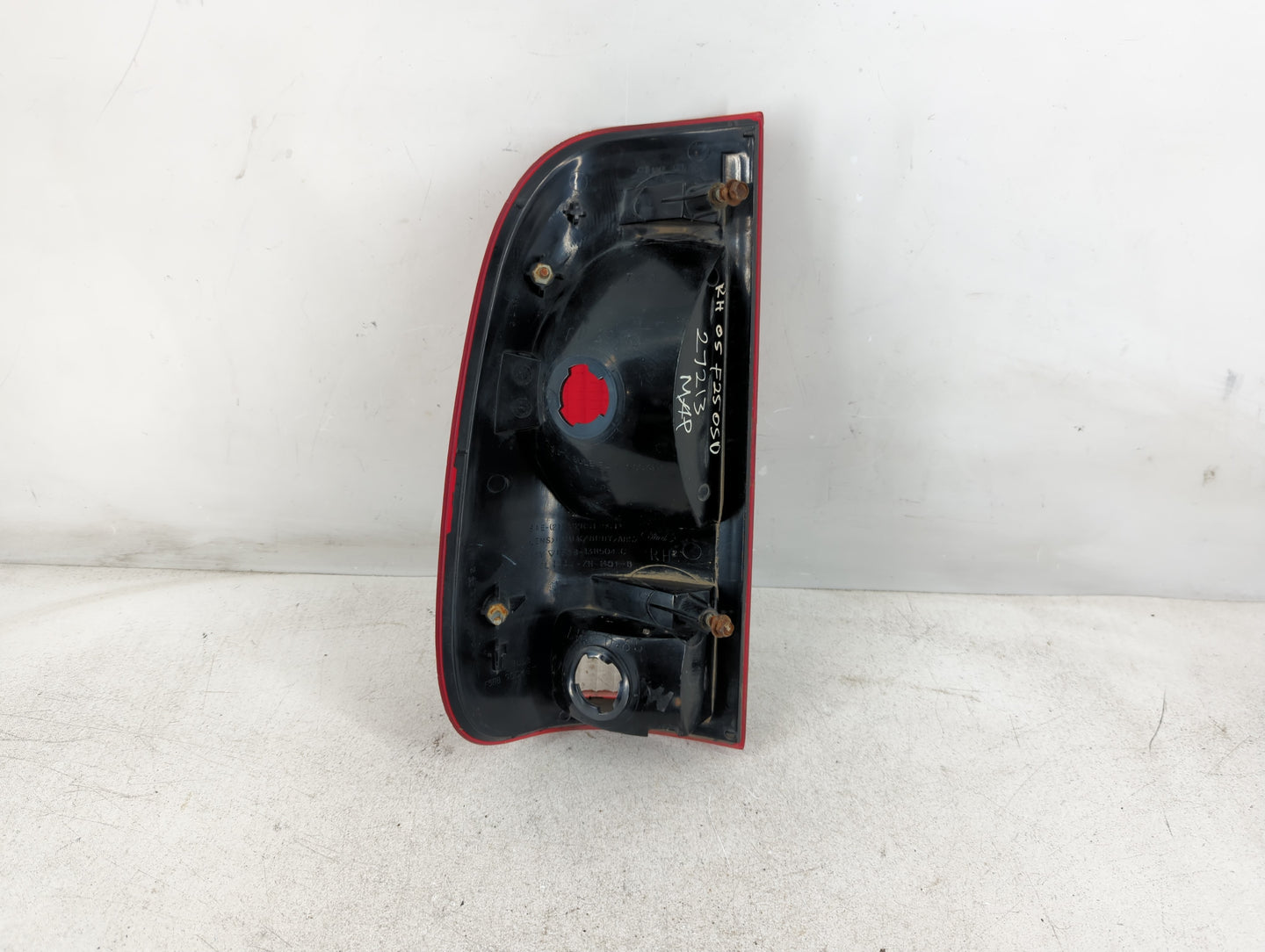 2005 Ford F-250 Super Duty Tail Light Assembly Passenger Right OEM Fits OEM Used Auto Parts - Oemusedautoparts1.com