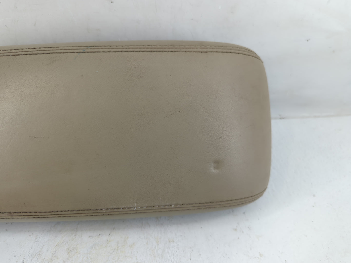 2014-2017 Jeep Grand Cherokee Center Console Armrest Cover Lid P/N:X85006501BA Fits Fits 2014 2015 2016 2017 OEM Used Auto Parts - Oemusedautoparts1.com