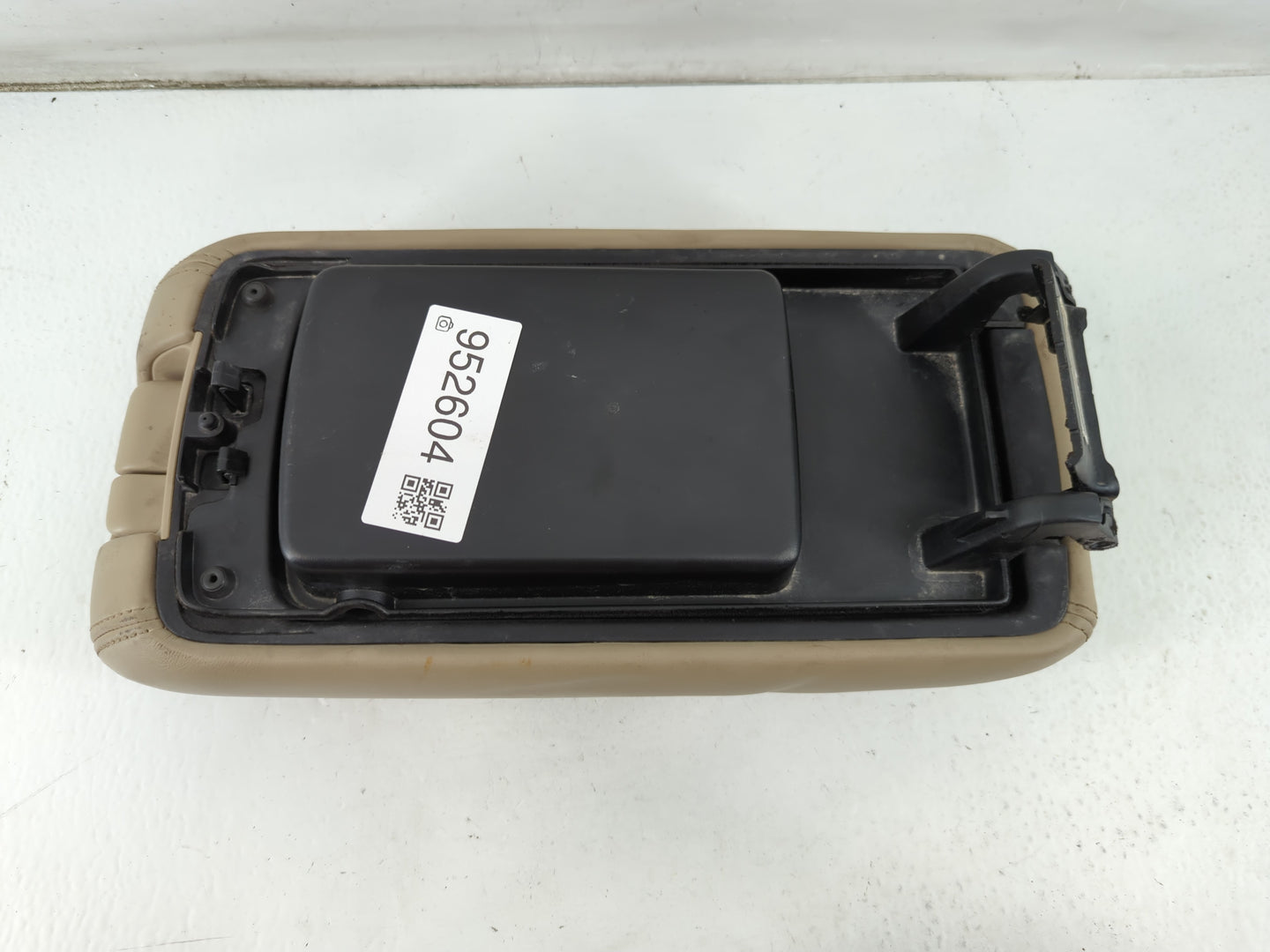 2014-2017 Jeep Grand Cherokee Center Console Armrest Cover Lid P/N:X85006501BA Fits Fits 2014 2015 2016 2017 OEM Used Auto Parts - Oemusedautoparts1.com
