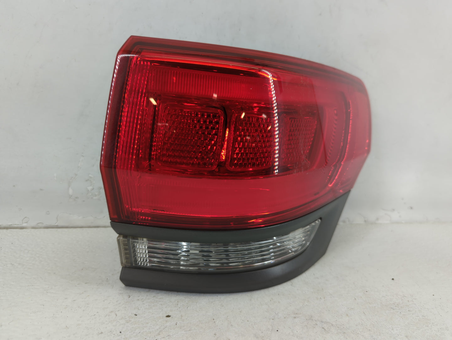 2015 Chrysler Chrysler R/t Tail Light Assembly Passenger Right OEM P/N:P68236104AB Fits OEM Used Auto Parts - Oemusedautopar