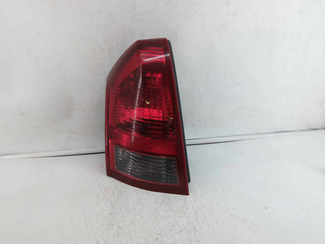 2005-2007 Chrysler 300 Tail Light Assembly Driver Left OEM P/N:04805853AB 58622-E Fits 2005 2006 2007 OEM Used Auto Parts