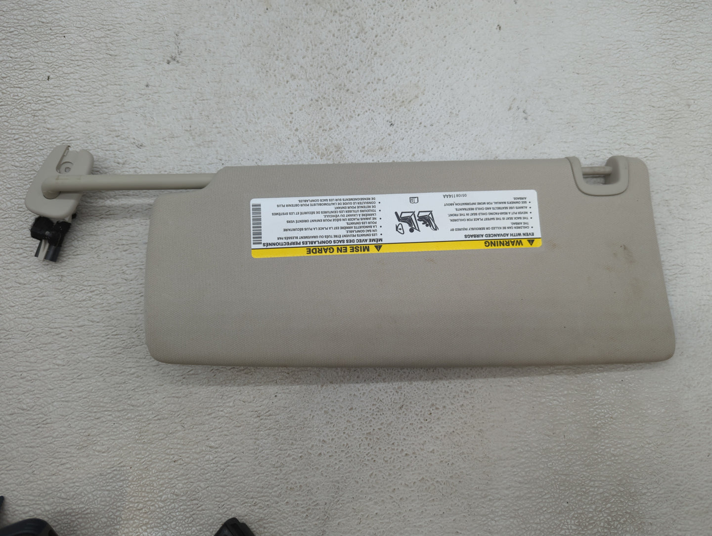 2014-2018 Jeep Cherokee Sun Visor Replacement Passenger Right Mirror Fits 2014 2015 2016 2017 2018 OEM Used Auto Parts - Oemusedautoparts1.com