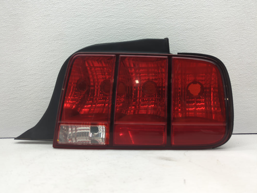 2005-2009 Ford Mustang Tail Light Assembly Passenger Right OEM P/N:4R3T-13A412-G28 8R33-13B504-AB Fits 2005 2006 2007 2008 2009 OEM Used Auto Parts