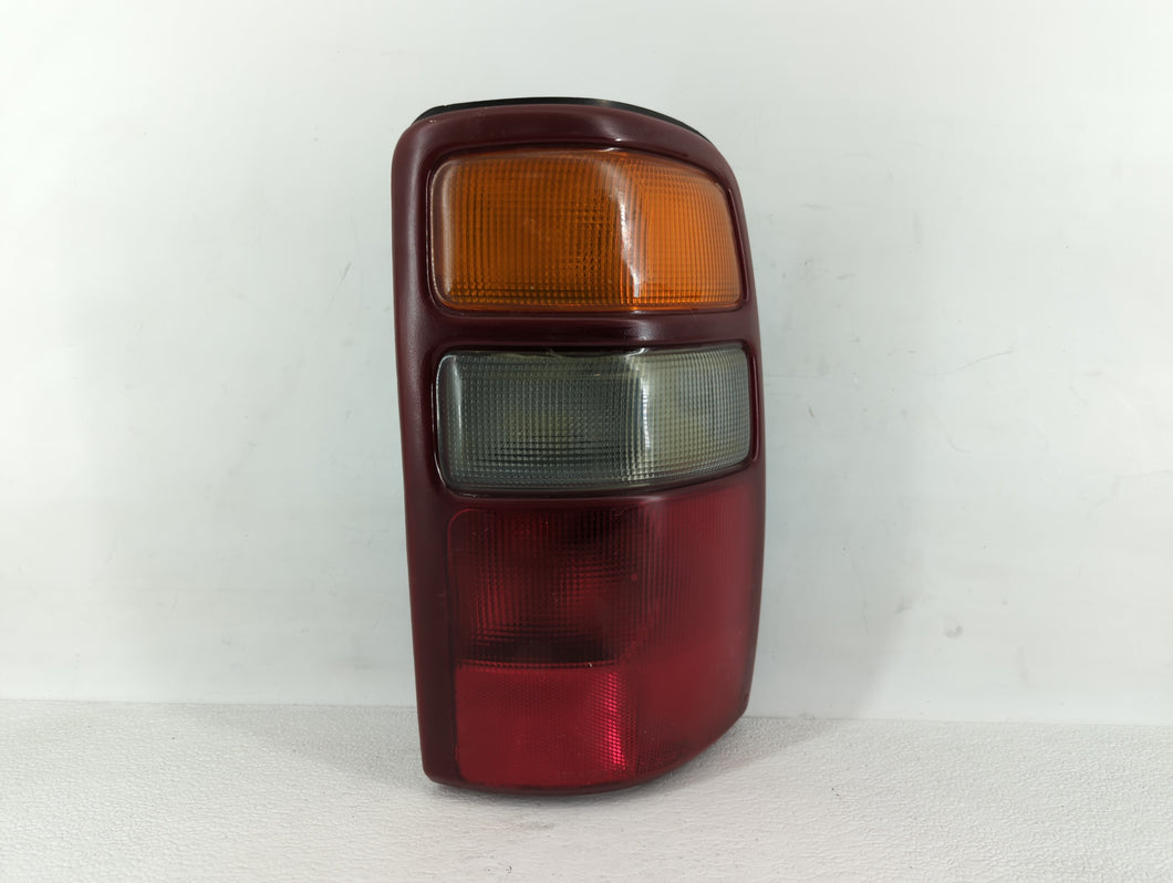 2000-2003 Chevrolet Tahoe Tail Light Assembly Passenger Right OEM P/N:16525376 03151010 Fits 2000 2001 2002 2003 OEM Used Auto Parts