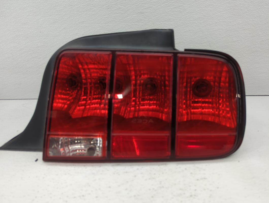 2005-2009 Ford Mustang Tail Light Assembly Passenger Right OEM P/N:4R3T-13A412-G28 8R33-13B504-AB Fits 2005 2006 2007 2008 2009 OEM Used Auto Parts