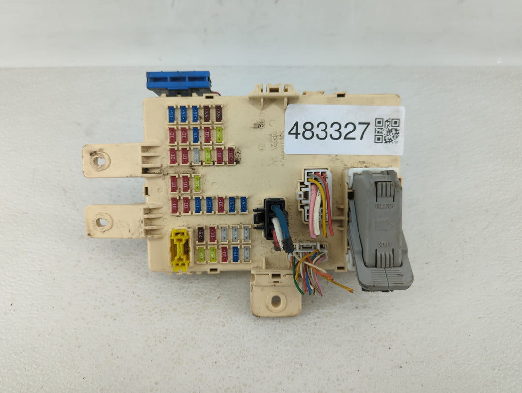 2000-2002 Chevrolet Suburban 1500 Fusebox Fuse Box Panel Relay Module P/N:13-15A03-002 15201928-02 Fits 2000 2001 2002 OEM Used Auto Parts