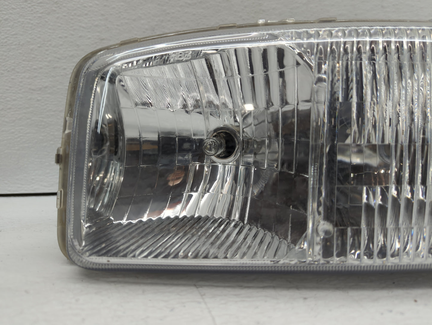 2006-2007 Gmc Sierra 1500 Driver Left Oem Head Light Headlight Lamp - Oemusedautoparts1.com