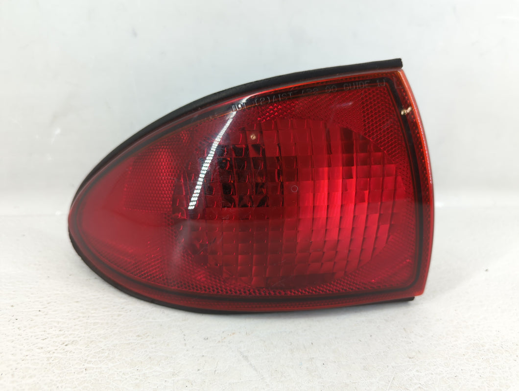 2000-2002 Chevrolet Cavalier Tail Light Assembly Driver Left OEM P/N:16519319 Fits 2000 2001 2002 OEM Used Auto Parts